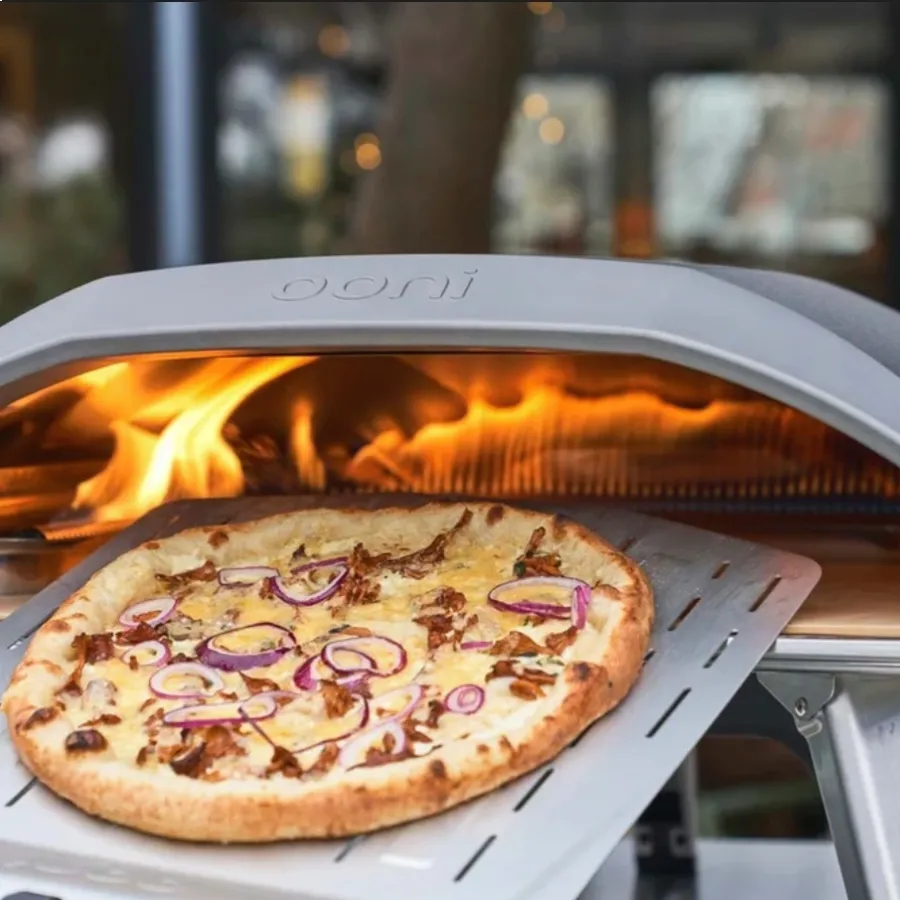 Four à pizza Ooni en action | L'ATELIER DU BBQ Pizza cuite dans un four Ooni avec flammes