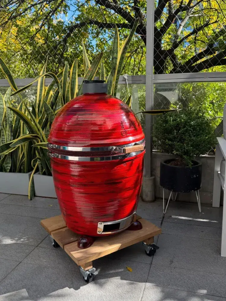 Barbecue en céramique rouge | L'ATELIER DU BBQ Barbecue en céramique rouge sur roulettes