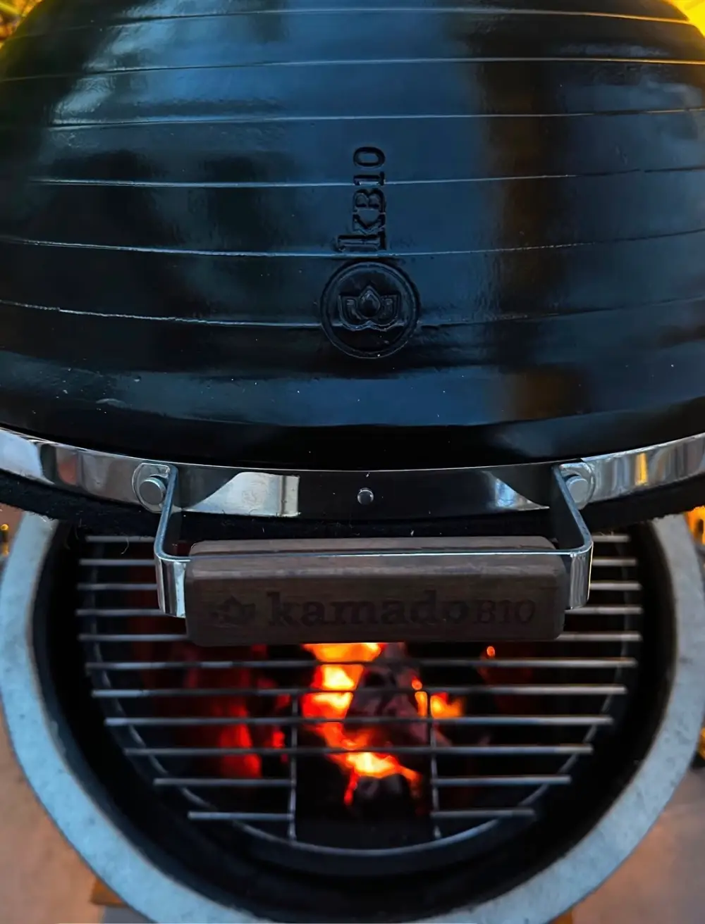 Barbecue Kamado en céramique | L'ATELIER DU BBQ Barbecue Kamado en céramique avec charbon ardent